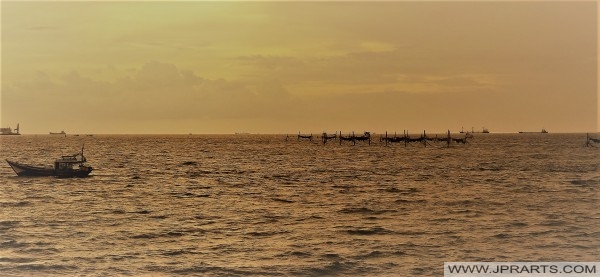 Memancing di luar pantai Vung Tau, Vietnam