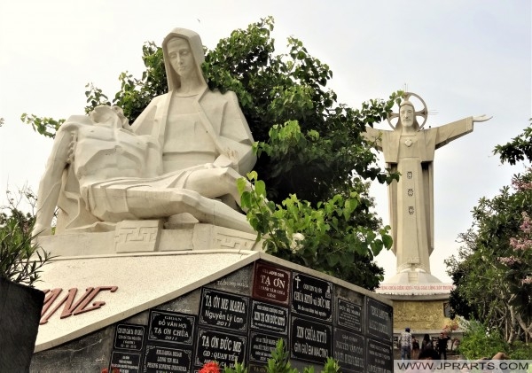 Co-objet de la mère sous les étapes de la statue du Christ Roi à Vung Tau, au Vietnam