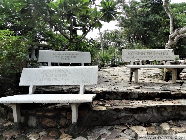 Die Namen der Sponsoren aus der ganzen Welt sind auf den Steinbänken auf dem Berg Nho in Vung Tau, Vietnam eingraviert