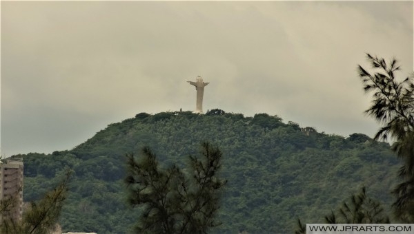 Vista de la estatua de Cristo desde el centro de Vung Tau, Vietnam