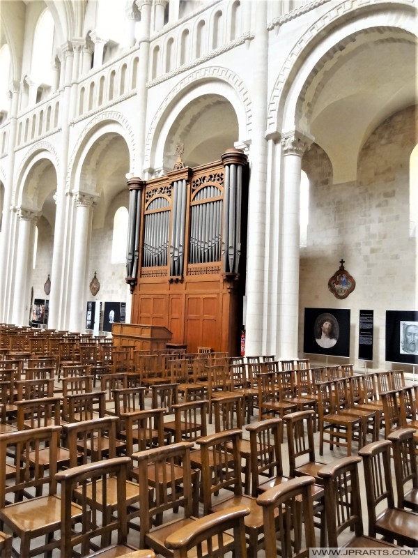 Intérieur de l'église abbatiale Sainte-Trinité à Caen, France