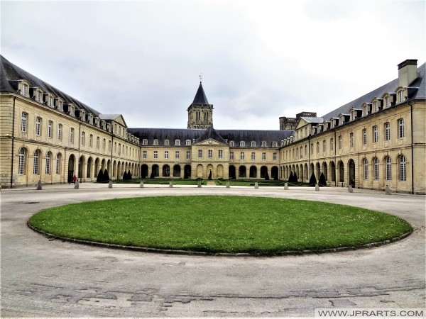 Les Bâtiments Conventuels Autour du Cloître à l'Abbaye aux Dames (Caen, France)