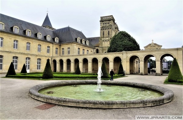 Portique et pavillons d'entrée de l'Hôtel-Dieu de l'Abbaye aux Dames (Caen, France)
