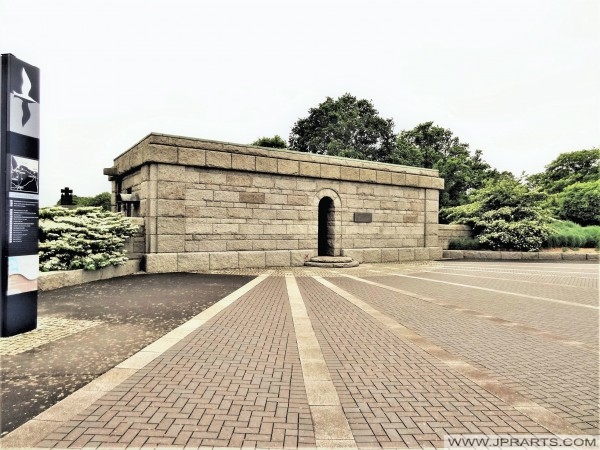 Eingang zum Deutscher Soldatenfriedhof La Cambe in Normandie, Frankreich