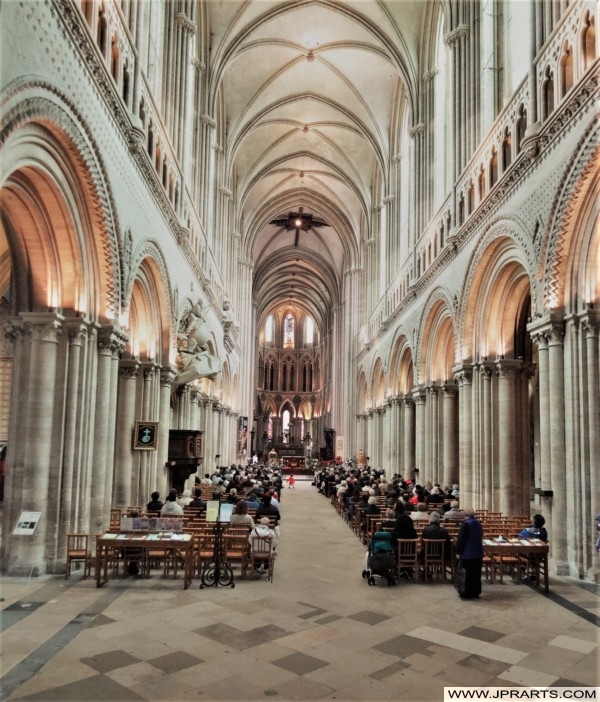 Interior of the Bayeux Cathedral in Normandy, France Intérieur de la Cathédrale Notre-Dame de Bayeux en Normandie, France