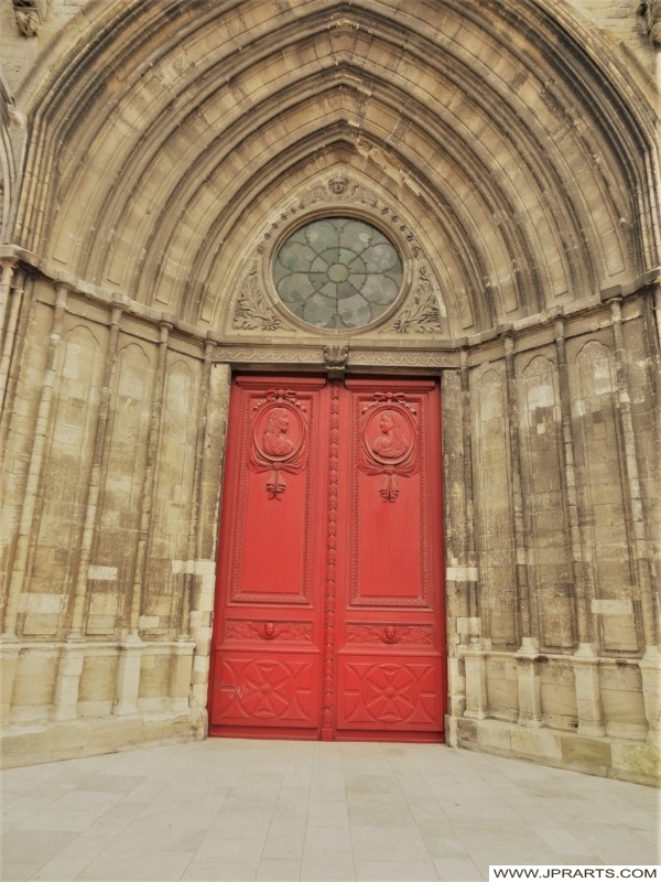 Rote Tür von der Kathedrale von Bayeux in der Normandie, Frankreich