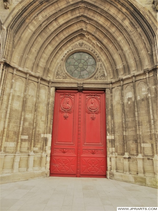 Red door from the Cathedral of Bayeux in Normandy, France Rote Tür von der Kathedrale von Bayeux in der Normandie, Frankreich