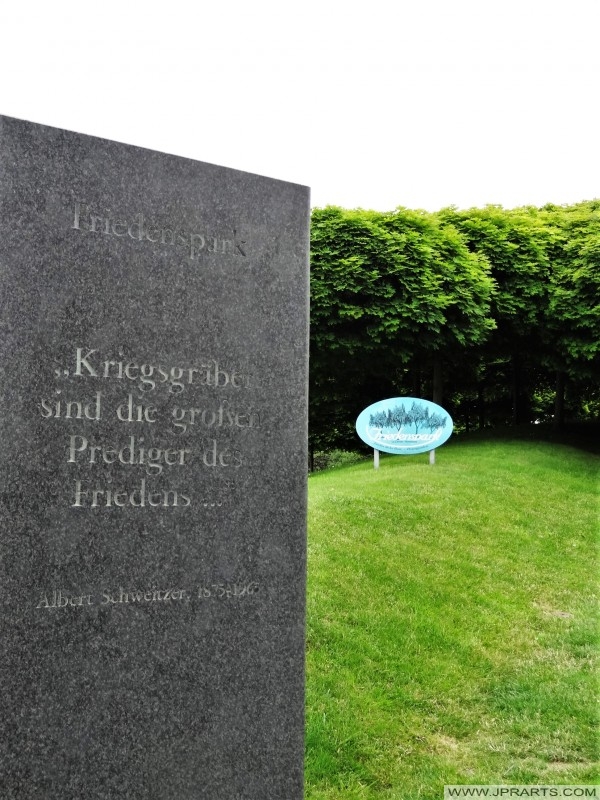 Zitat von Albert Schweitzer auf einem Gedenkstein am deutschen Soldatenfriedhof in La Cambe (Normandie, Frankreich); Kriegsgräber sind die großen Prediger des Friedens
