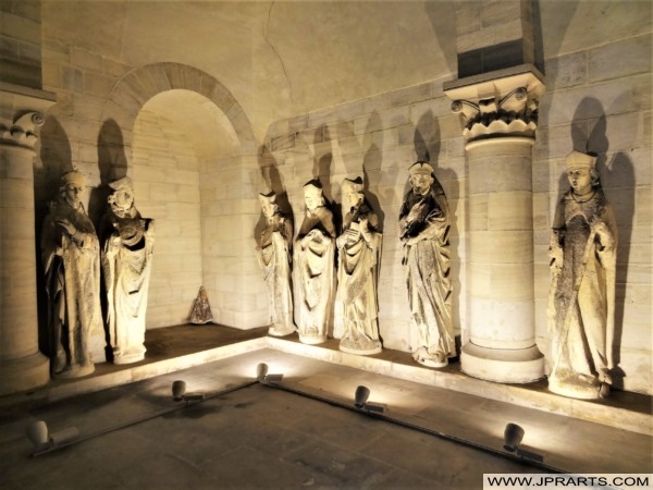 雕像在法国诺曼底的巴约大教堂
