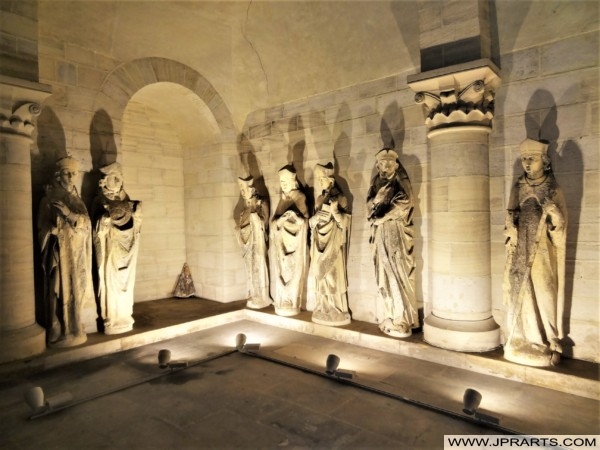 Statues in the Bayeux Cathedral in Normandy, France 雕像在法国诺曼底的巴约大教堂