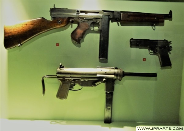 Armes au Musée Mémorial Bataille de Normandie (Bayeux, France)