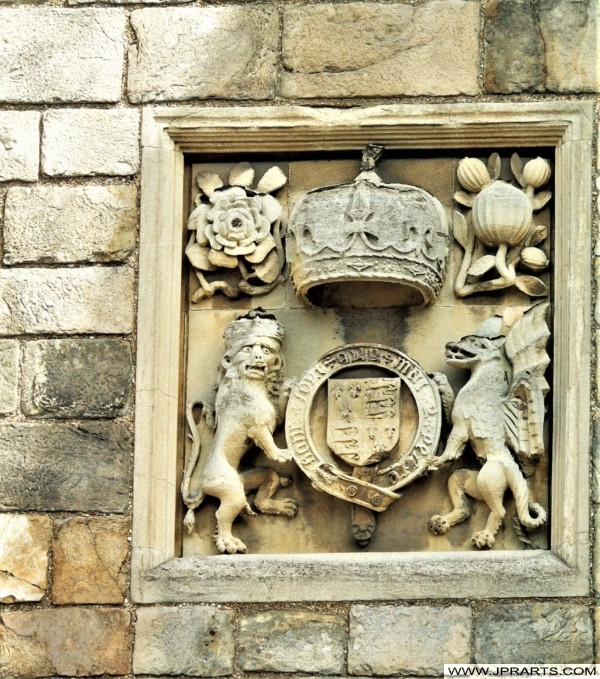 Royal Crest above Henry VIII Gateway, Windsor Castle, Berkshire, UK Royal Crest above Henry VIII Gateway, Windsor Castle, Berkshire, UK