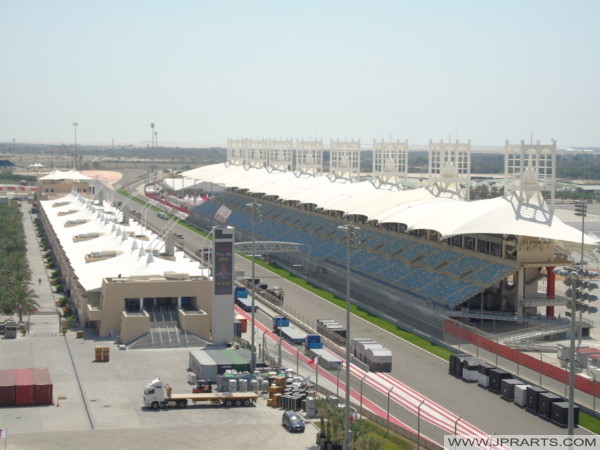 Boxengasse und Haupttribüne der Formel 1-Rennstrecke in Bahrain