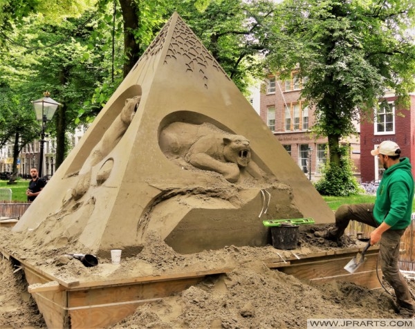 Making a Sand Sculpture during the 2018 World Championship in The Hague, Netherlands Eine Sandskulptur während der 2018 Weltmeisterschaft in Den Haag, die Niederlande machen
