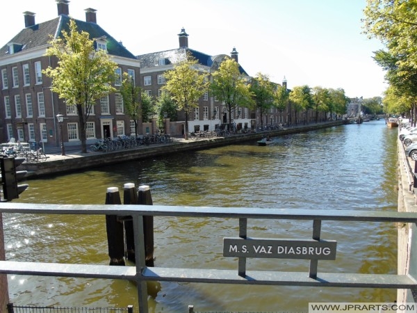 Nieuwe Herengracht gezien vanaf de M.S. Vaz Diasbrug