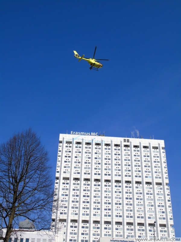 Air Ambulance lands at Erasmus MC during the corona crisis in Rotterdam, the Netherlands (2020). Traumahelikopter landt bij het Erasmus MC gedurende de Coronacrisis in Rotterdam, Nederland (2020).