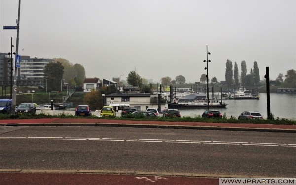 Marina on the Havendijk in Tiel, Netherlands Marina sur le Havendijk à Tiel, Pays-Bas
