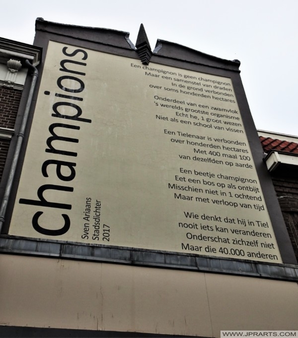 Poem by the city poet Sven Ariaans on a facade in Tiel, Netherlands Gedicht van de Stadsdichter Sven Ariaans op een gevel in Tiel, Nederland