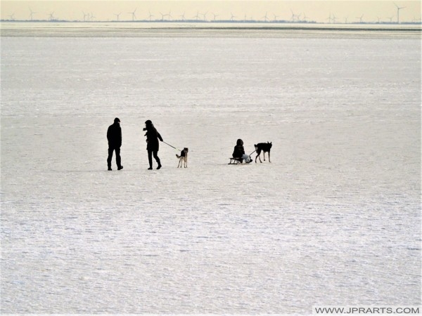Walking on a Frozen Markermeer, Netherlands Berjalan di atas Markermeer yang membeku, Belanda