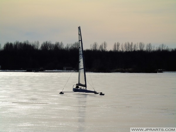 Ice sailing in the Netherlands (Het Bovenwater, Lelystad) IJszeilen in Nederland (Het Bovenwater, Lelystad)