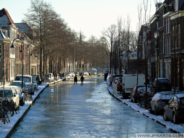 Ice skating on the Canals in the Netherlands (Delft) Patinage sur Glace sur les Canaux aux Pays-Bas (Delft)