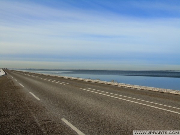 Wintry Markermeer seen from the Oostvaardersdijk, Netherlands Winterse Markermeer gezien vanaf de Oostvaardersdijk, Nederland