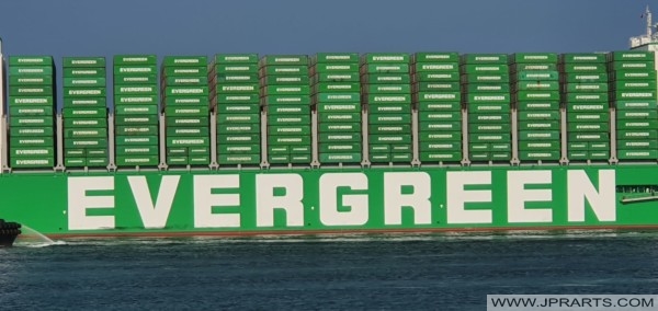 Evergreen Containers on a Ship 船上的常青集装箱