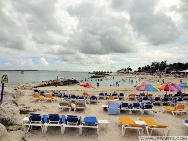 Sunbeds on CocoCay, Bahamas 巴哈马可可岛的日光浴床