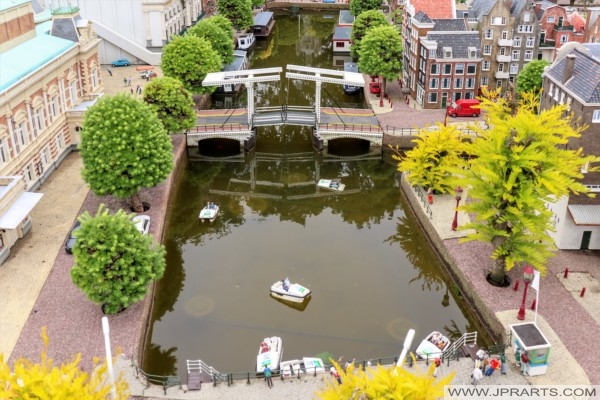 The Amsterdam canals in the miniature city of Madurodam (The Hague, Netherlands) Die Grachten von Amsterdam in der Miniaturstadt Madurodam (Den Haag, Niederlande)
