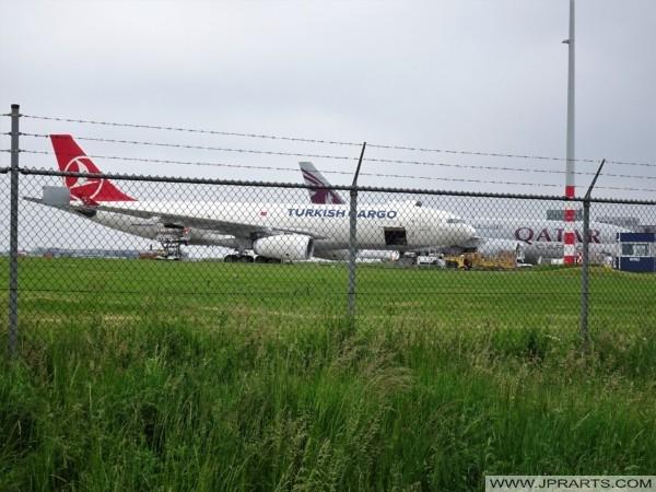 Turkish Cargo Flugzeuge am Flughafen Maastricht Aachen in den Niederlanden