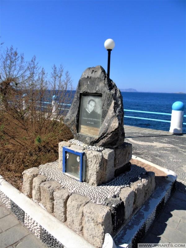 Μνημείο 1 από τα 39 Ελληνοαμερικανικά θύματα των επιθέσεων της 11ης Σεπτεμβρίου (Νίσυρος, Ελλάδα)