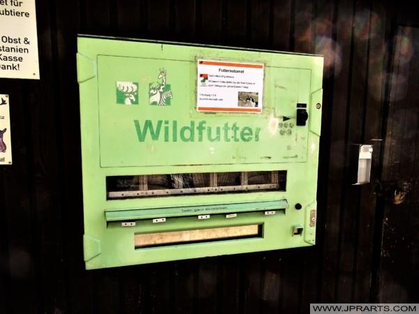 Futterautomat im Tiergarten Kleve, Deutschland